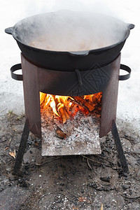 冬季在户外流动烤肉上煮饭图片