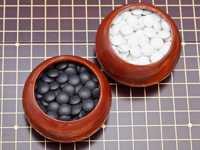 木碗中的黑白游戏石图片