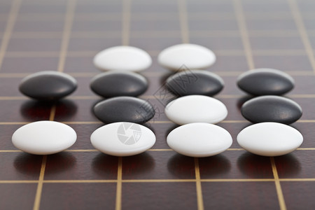在木板上玩游戏时石头的位置图片