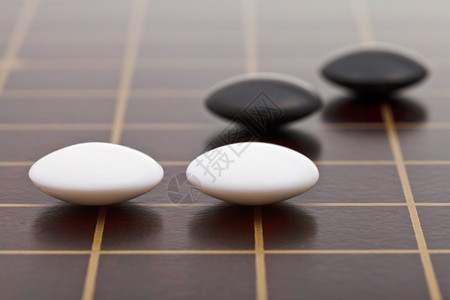 在木板上玩游戏时几颗石头的位置图片