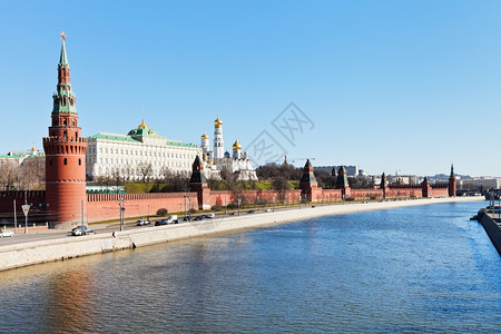 莫斯科市风景与克里姆林宫堤岸莫斯科河在春天的图片