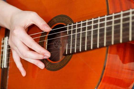 女用手弹奏音响吉他图片