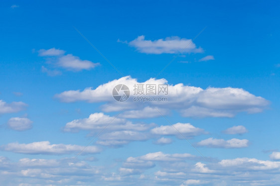 5月在蓝色天空中飘的白云图片