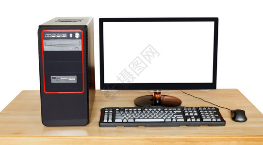 黑桌面计算机带剪切屏幕的宽显示键盘在白色背景上孤立的木桌鼠标图片