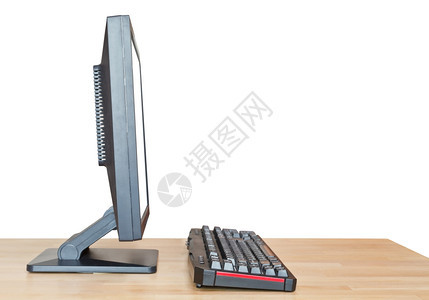计算机显示的侧视图在白色背景上隔离的木制表格上剪切屏幕和键盘图片