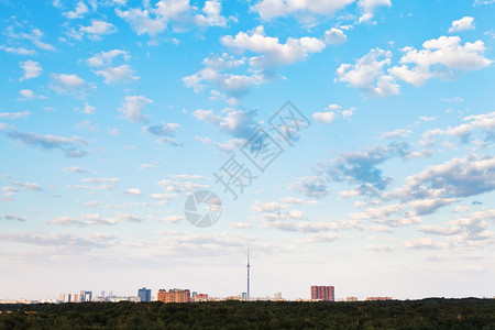 夏天晚上在城市的蓝天有许多小白云图片