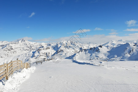 法国莱斯科蒙查文帕拉迪斯基地区雪山斜坡上的滑雪道图片