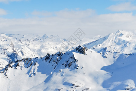 法国莱斯科蒙查文市帕拉迪斯基地区山坡上的滑雪道图片