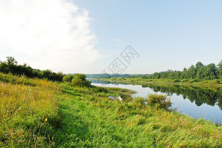 俄罗斯夏日小河绿边背景图片