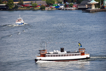 瑞典斯德哥尔摩Strommen湾水中的船只图片