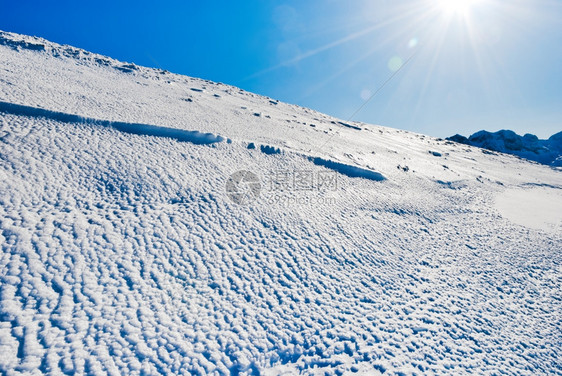 法国摩尔津阿沃里亚兹太阳港地区阿尔卑斯山上蓝色寒雪图片