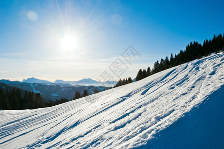 法国摩尔津阿沃里亚兹太阳港地区阿尔卑斯山高的雪坡图片
