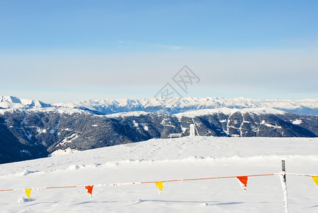 意大利多洛密米特州ValCoardana雪山上地滑区图片