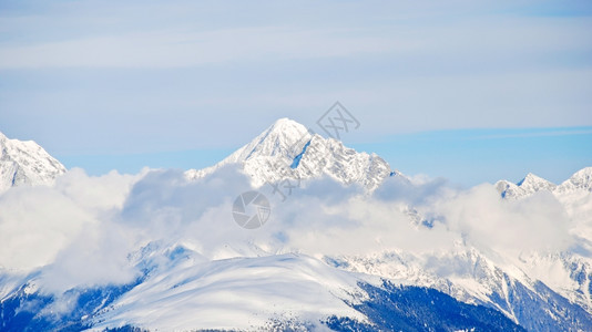 意大利多洛米特州ValCoardana的雪覆盖山峰图片