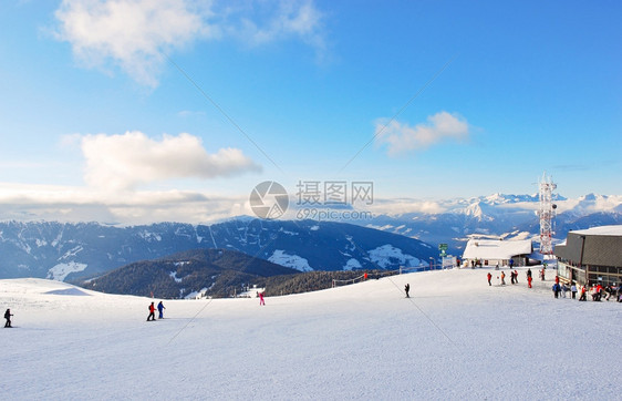 在意大利多洛米的ValCoardana的滑雪体育场上人图片