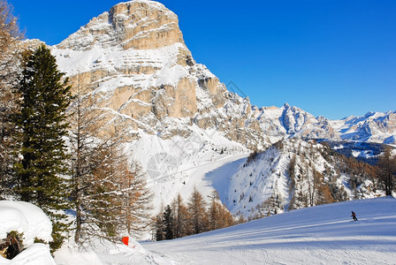 意大利ValCoardana的多洛米山脉滑雪和斜坡图片