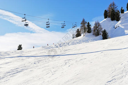 意大利ValCoardana的多洛米山脉雪车和斜坡图片