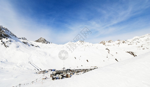 ValdParadiski地区雪山之间的Tighnes镇全景图伊瑟尔蒂涅斯法国图片