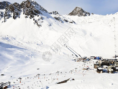 法国帕拉迪斯基地区雪山之间的Tighnes村ValdIsereTignes图片