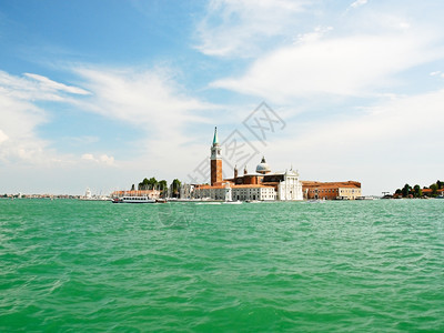 与意大利圣乔治马吉奥雷岛在威尼斯市的天际线图片