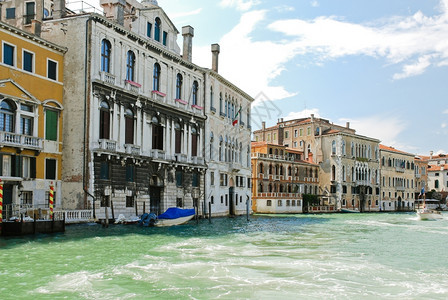 意大利威尼斯运河沿线的建筑物图片