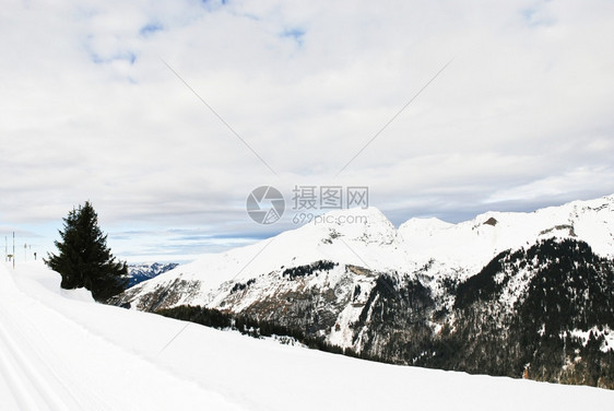 法国摩尔津阿沃里亚兹的太阳港地区雪山上滑图片