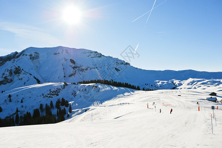 法国摩尔津阿沃里亚兹太阳港地区光明媚的日落在山雪坡上滑图片