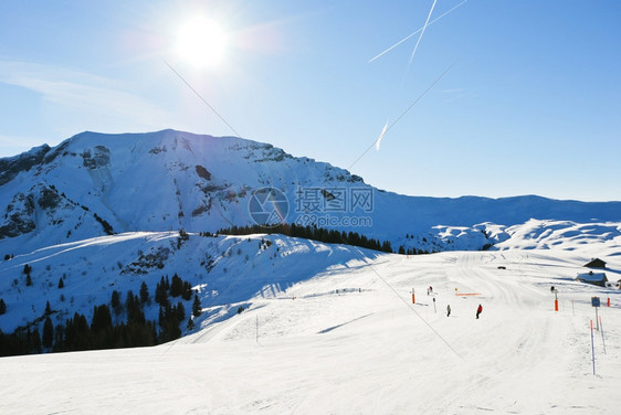 法国摩尔津阿沃里亚兹太阳港地区光明媚的日落在山雪坡上滑图片