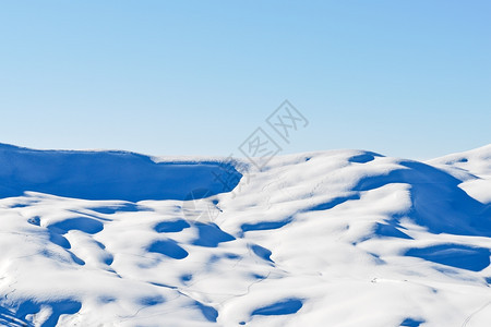 太阳港地区阿尔卑斯山高雪丘上滑的轨迹法国博朗峰EvasionEvasion图片