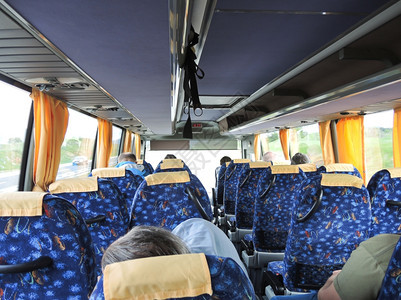 欧洲大客车旅游期间乘坐公共汽车的游客图片