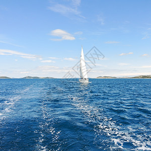蓝色亚得里海的白帆游艇克罗地亚达尔马提图片