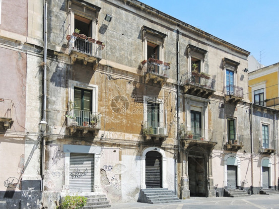 意大利西里卡塔尼亚市中心的一栋城房屋外表图片