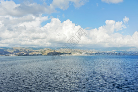 夏日意大利从墨西拿海峡离开意大利海岸的卡拉布里亚图片