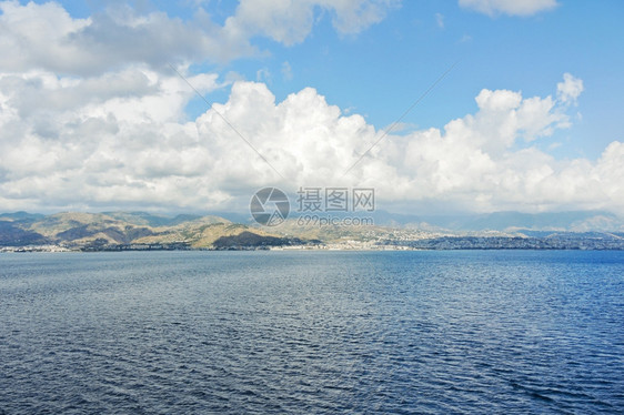 夏日意大利从墨西拿海峡离开意大利海岸的卡拉布里亚图片