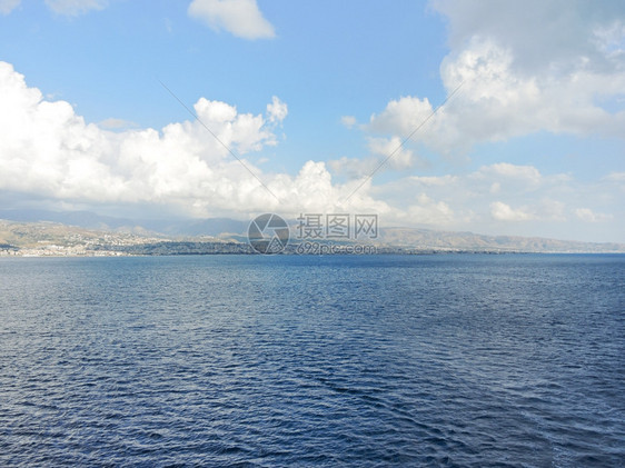 夏日意大利从墨西拿海峡出的卡拉布里亚岸线图片