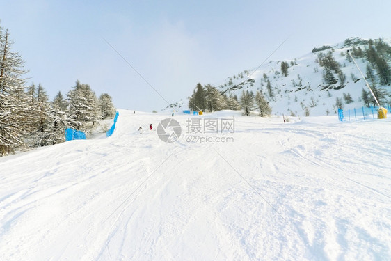 意大利塞斯特里尔Lattea银河滑雪区雪山滑雪道图片