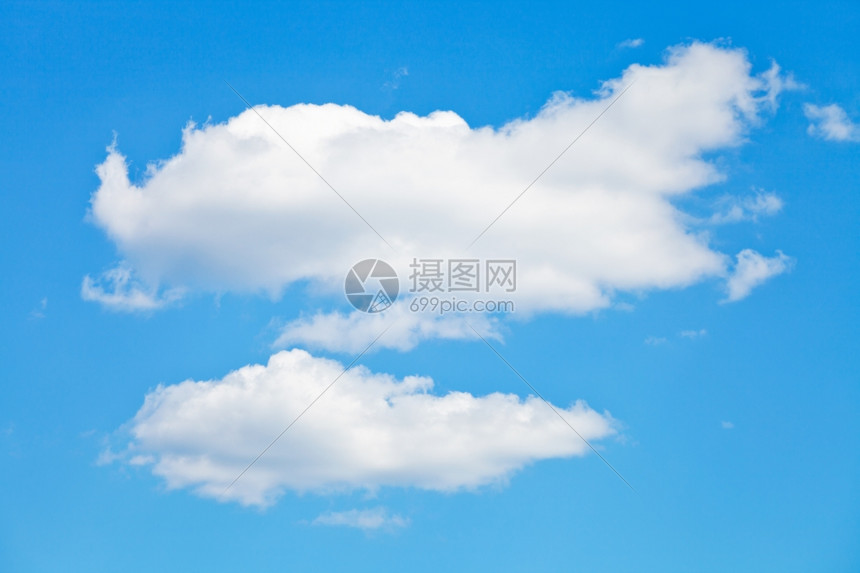 蓝色的夏日天空中两朵浮蓝的白云图片