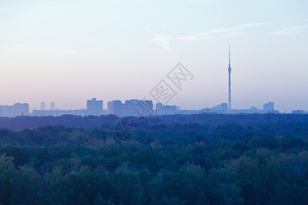 电视塔和城市住宅夏季清晨蓝天莫斯科图片