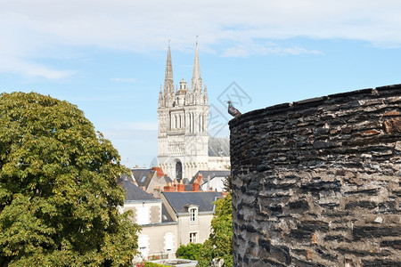 法国安格斯市城堡墙和圣莫里斯大教堂图片