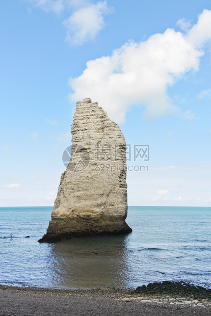 法国Eretratcotedalbatre海滩英语频道的岩石水中图片