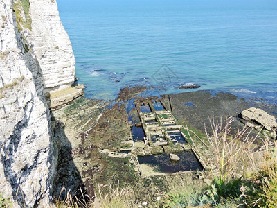 旧牡蛎农场和法国Eretratcotedalbatre英语频道海滩悬崖图片