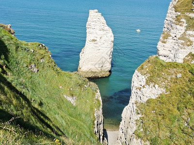 法国Eretratcoteddalbatre的英语频道海滩附近的岩石图片