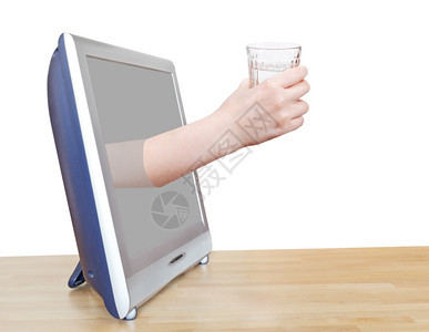 用手握着玻璃中的清水靠在白色背景上隔离的电视屏幕图片