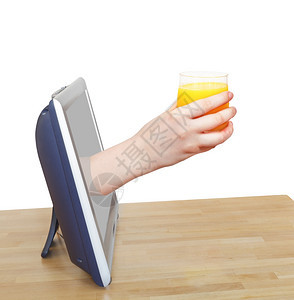 手边有新鲜橙子汁的玻璃杯倾斜白色背景的电视屏幕图片