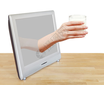 用手握着牛奶杯子的电视屏幕排出白色背景隔离的电视屏幕图片