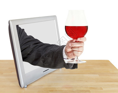 男手上的红葡萄酒杯倾斜了白色背景隔离的电视屏幕图片