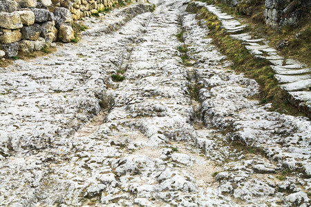 克里米亚中世纪镇ChufutKale街上的古老道路图片