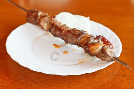 克里米亚鞑靼美食白色盘子上的羊肉芝士烤图片