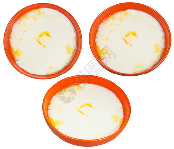 白色背景上隔绝的碗中塞莫利纳粥和熔黄油图片