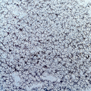 冬季背景冷冻玻璃窗上的雪花和霜图片